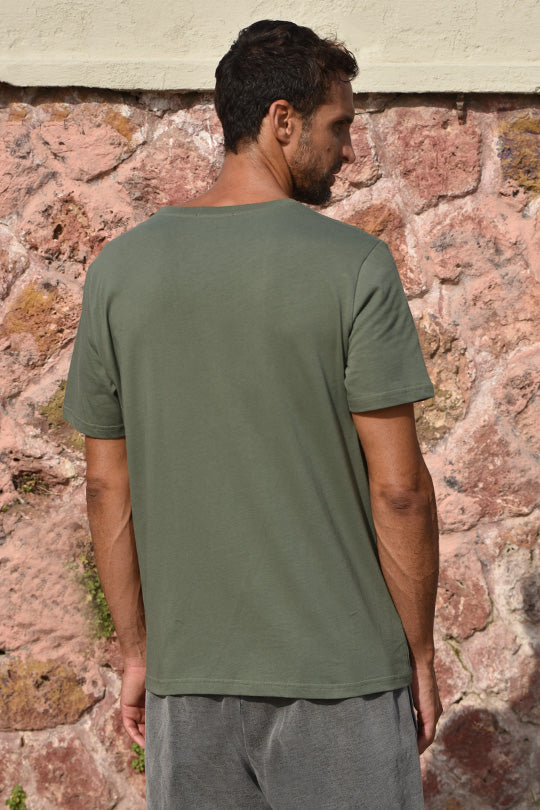 Ανδρικό t-shirt με λεπτομέρεια τσέπη | Xακί