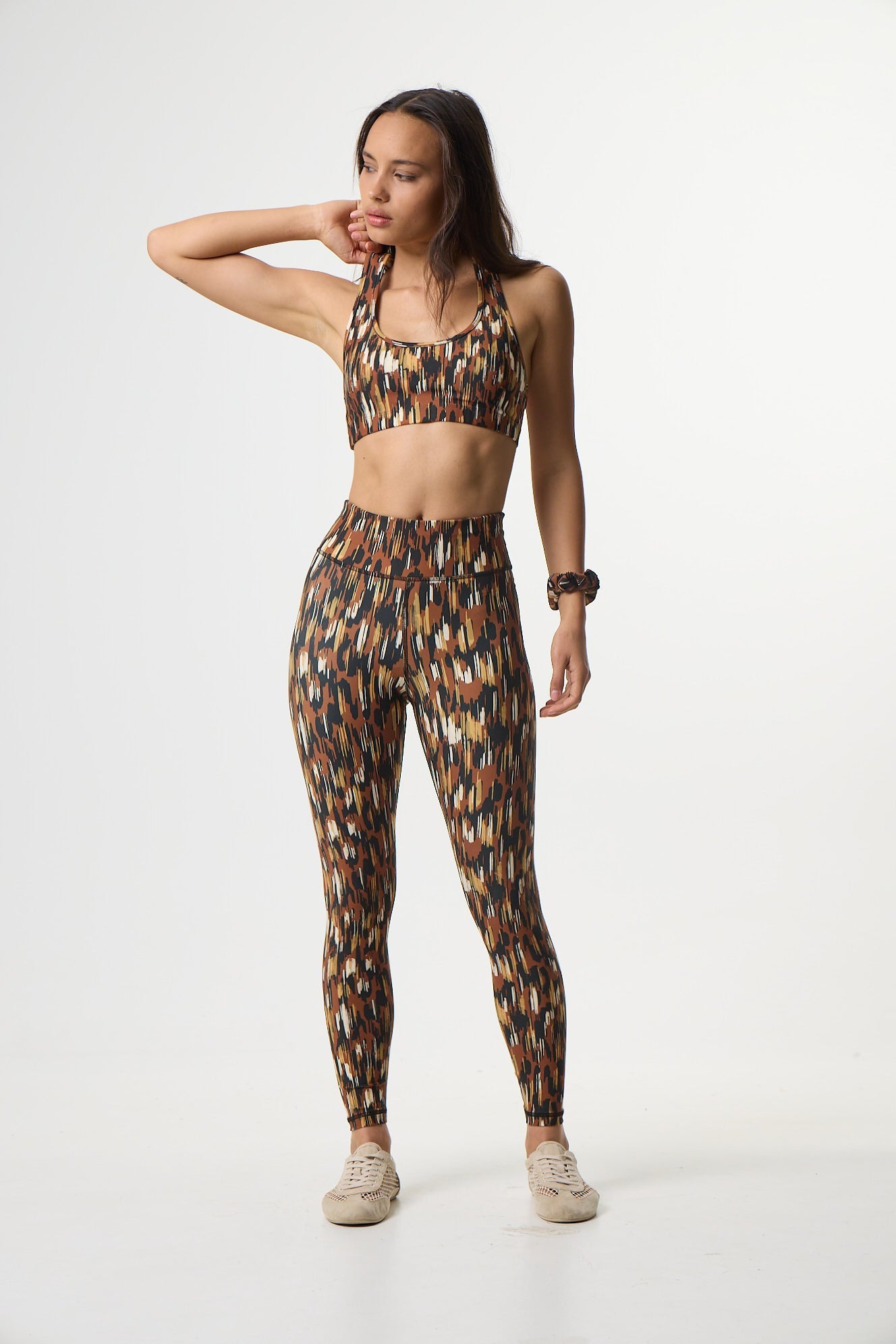 Σετ γυμναστικής με muted jungle print | Καφέ