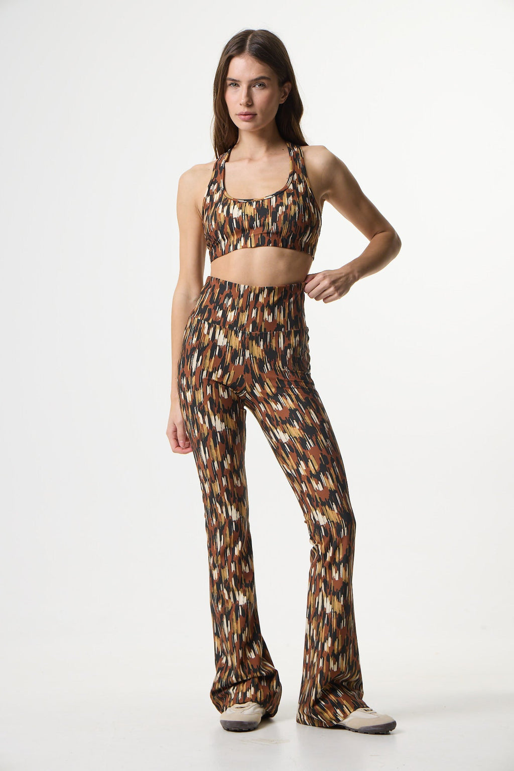 Αθλητικό κολάν με muted jungle print και τελείωμα καμπάνα | Καφέ