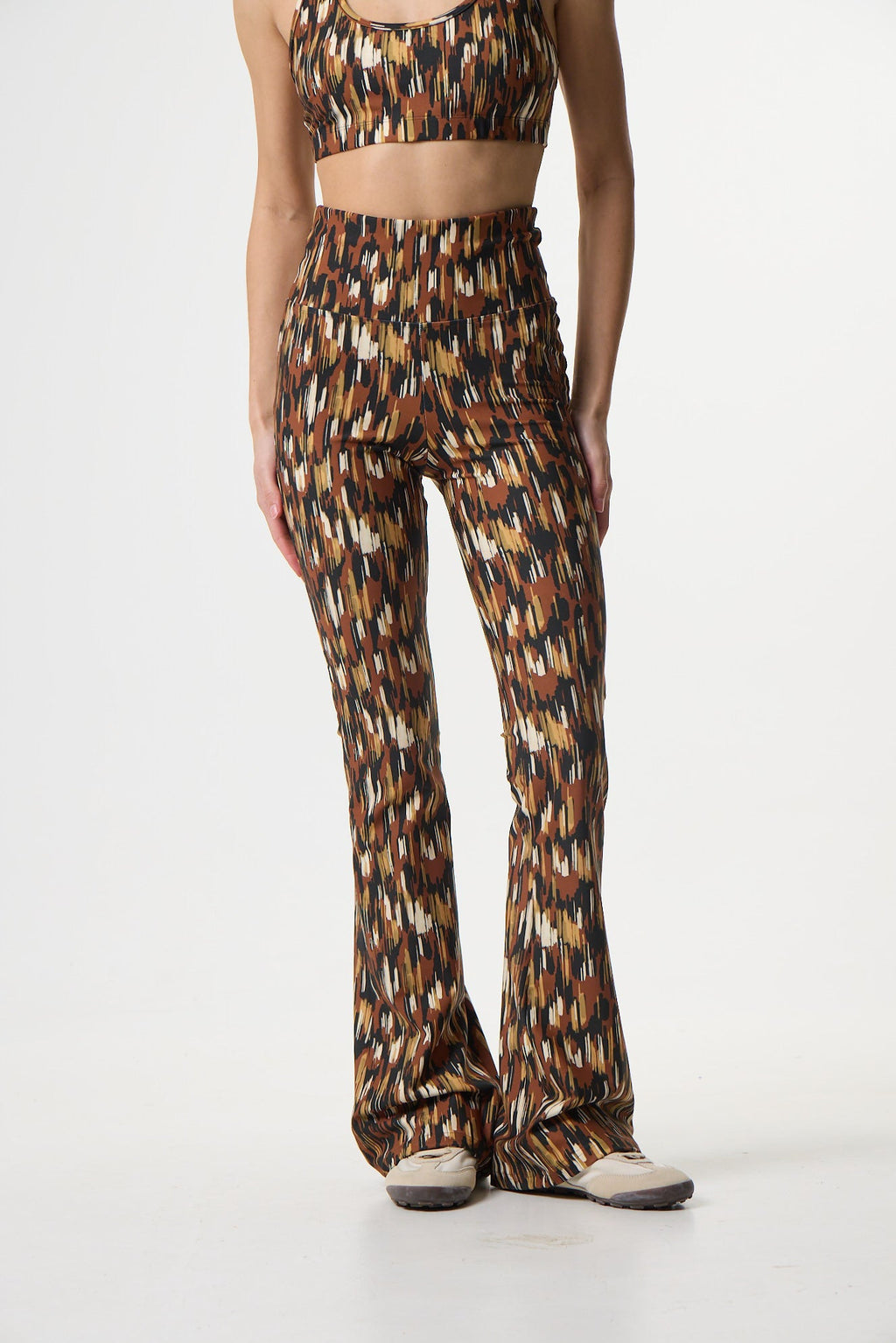 Αθλητικό κολάν με muted jungle print και τελείωμα καμπάνα | Καφέ