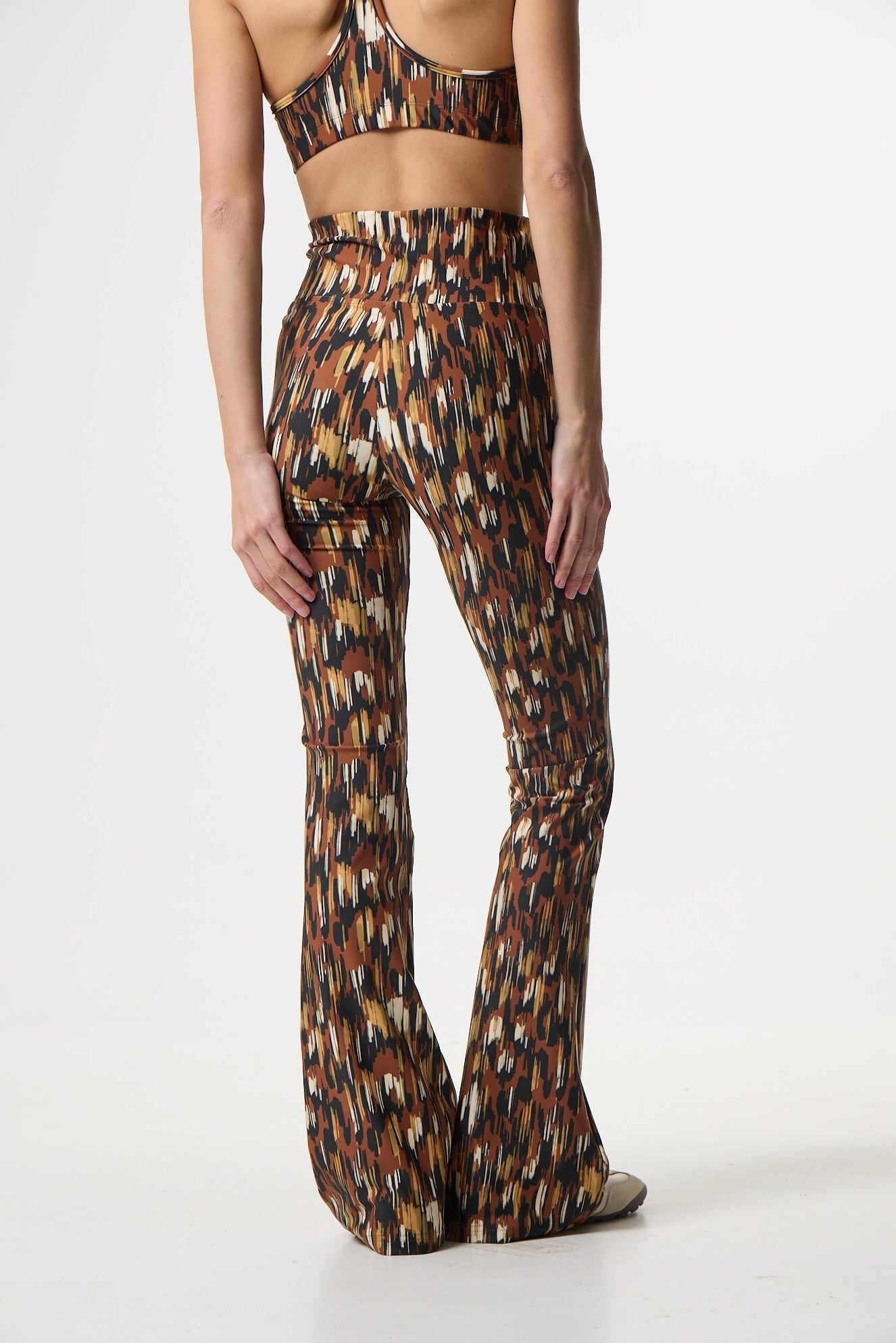 Αθλητικό κολάν με muted jungle print και τελείωμα καμπάνα | Καφέ