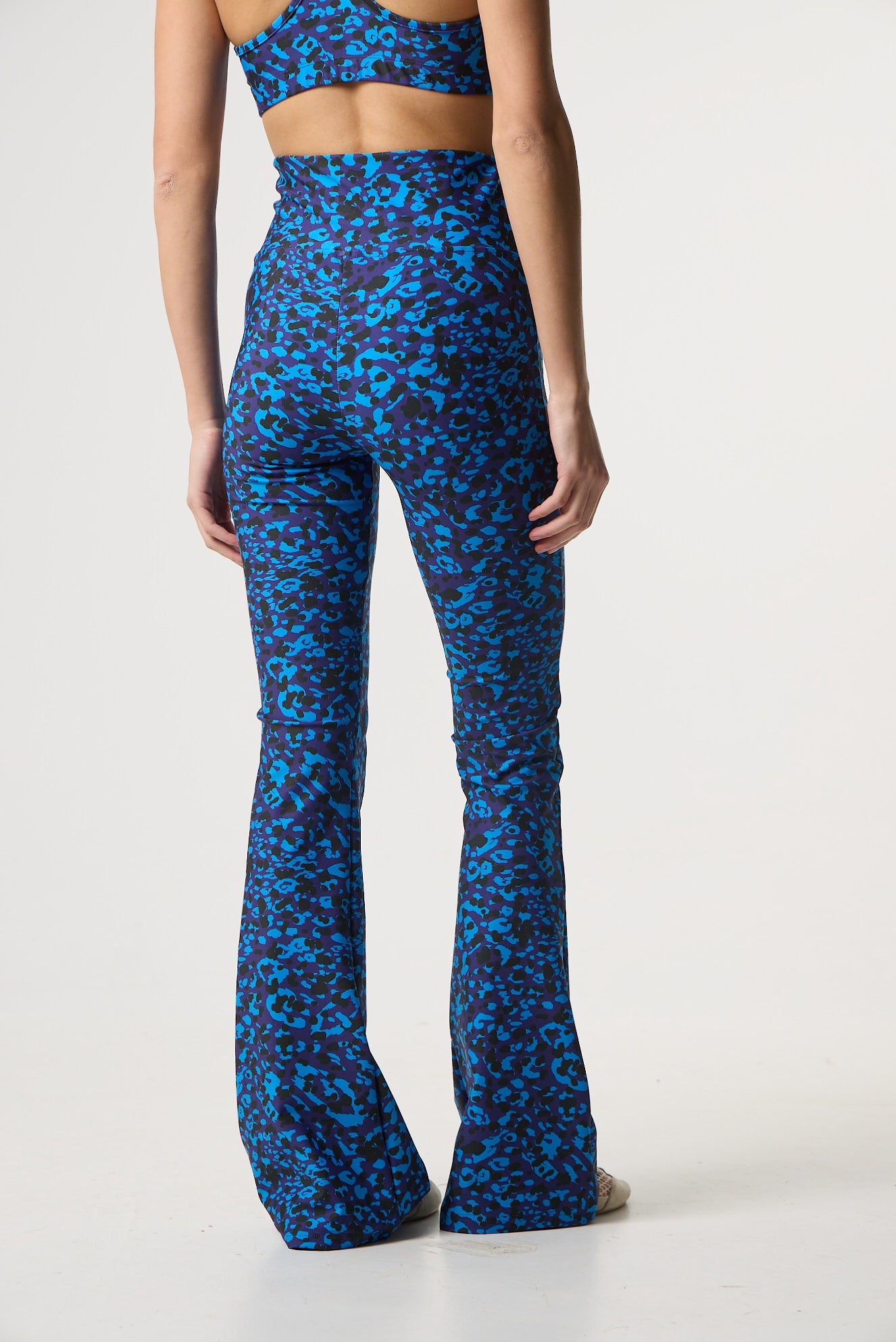 Αθλητικό κολάν με clouded leopard print και τελείωμα καμπάνα | Μπλε