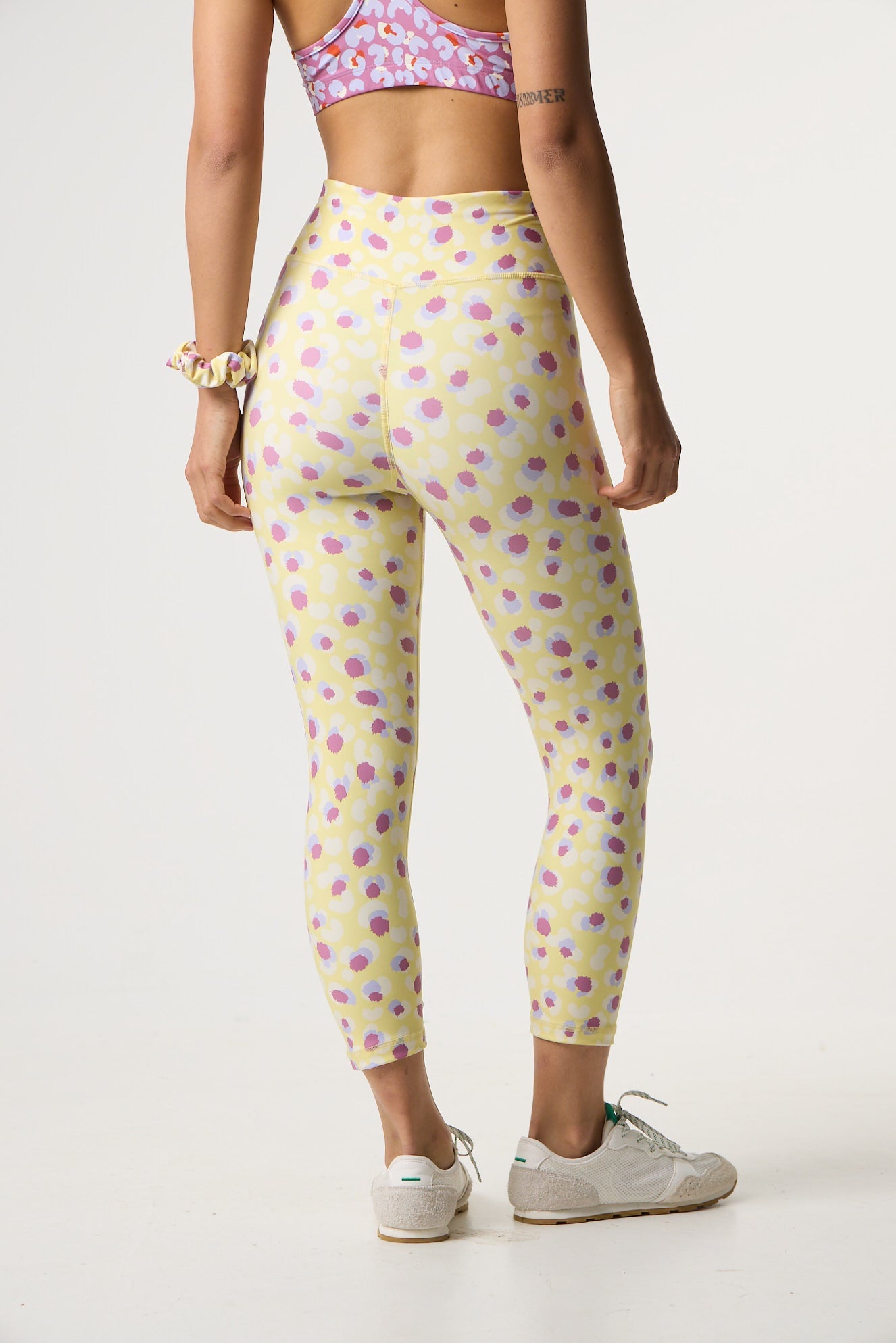 Aθλητικό crop κολάν με powder roar leopard print | Butter Yellow