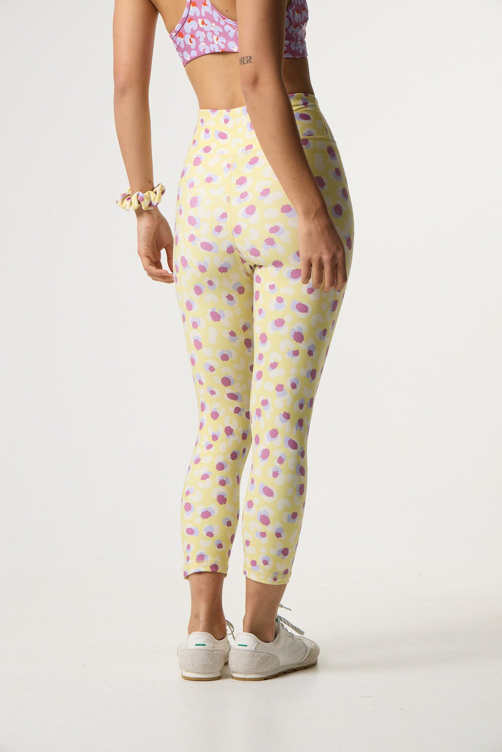 Aθλητικό crop κολάν με powder roar leopard print | Butter Yellow
