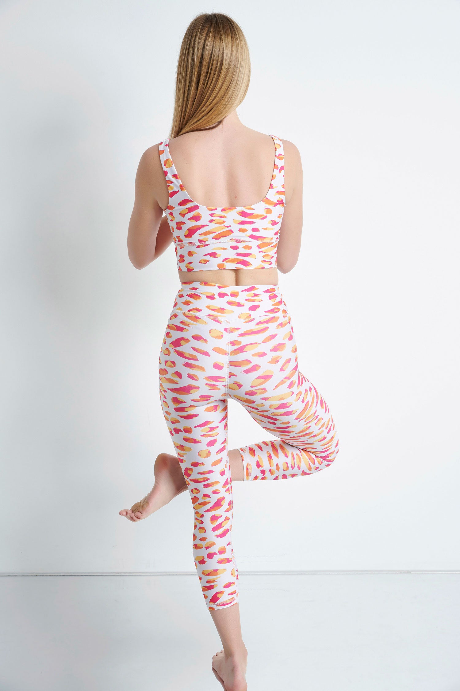 Cropped leggings with white leopard print