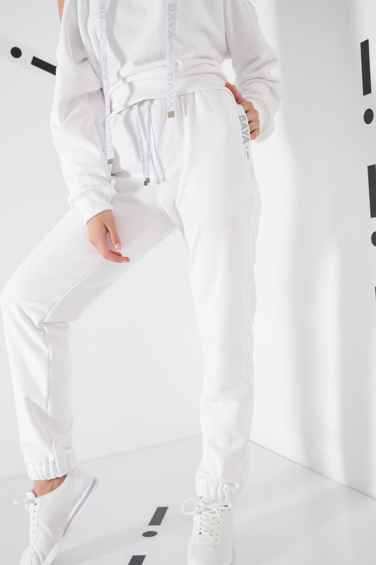 SWEAT PANTS WITH SIDE LOGO- WHITE